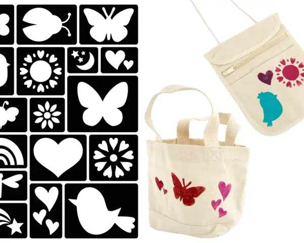 Ensemble pour apprendre comment faire un pochoir : motifs d'animaux, de fleurs, de cœurs et d'étoiles sur fond noir, et deux sacs en toile décorés.