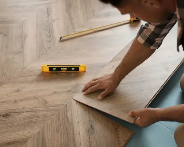 Installazione di un nuovo pavimento in laminato, un passo importante per coibentare pavimento e migliorare l'isolamento termico.