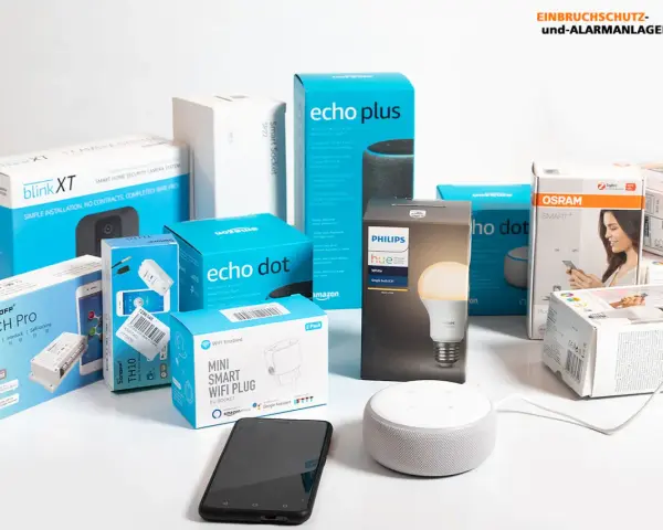 Viele Smart-Home-Geräte, darunter Amazon Echo, Philips Hue und Osram, die Alexa-Funktionen nutzen, sind in ihren Verpackungen zu sehen.