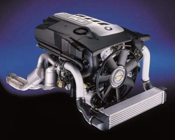 Silnik BMW M57 z turbosprężarką i intercoolerem, gotowy do montażu.