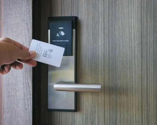 Jak zamknąć drzwi w hotelu na kartę od środka i czuć się bezpiecznie
