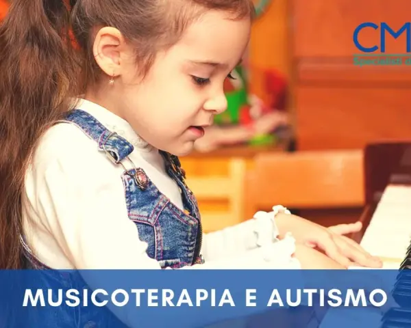 Bambina con autismo suona il pianoforte, esplorando il potere della musica per la crescita.