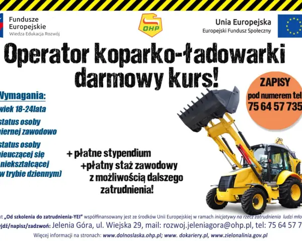 Żółta koparko-ładowarka z podniesionym łyżką na tle plakatu o darmowym kursie.