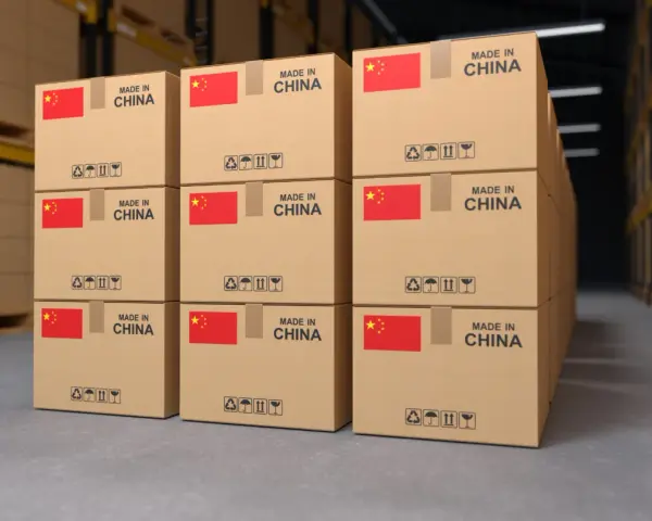 Stosy kartonów z flagą Chin i napisem "MADE IN CHINA" czekają na procedurę dopuszczenia do obrotu w magazynie.