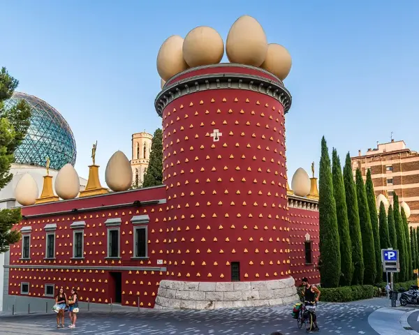 Teatr-Muzeum Salvadora Dalego w Figueres, z charakterystycznymi jajami na dachu, to surrealistyczne arcydzieło.