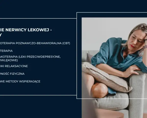 Kobieta siedząca na kanapie z ręką na czole, wygląda na zmartwioną.