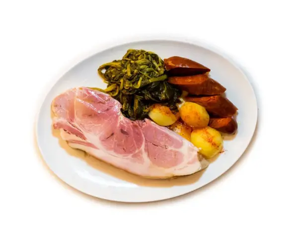 Un plato de lacón a la gallega con grelos, patatas y chorizo.