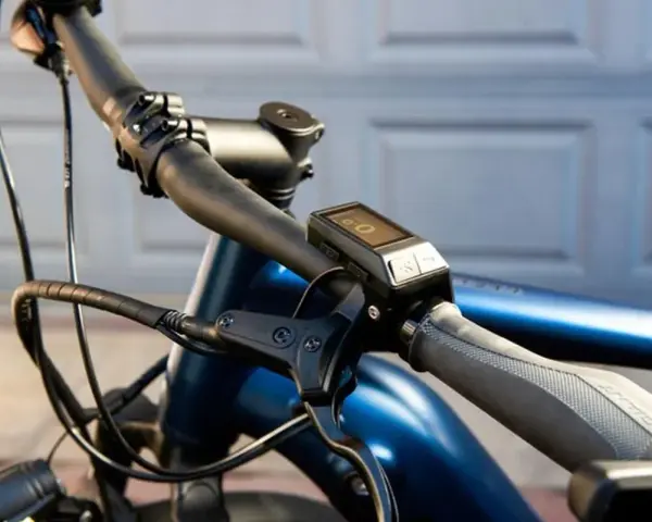 Wyświetlacz roweru elektrycznego pokazuje, jak działa rower elektryczny, prezentując dane o jeździe.