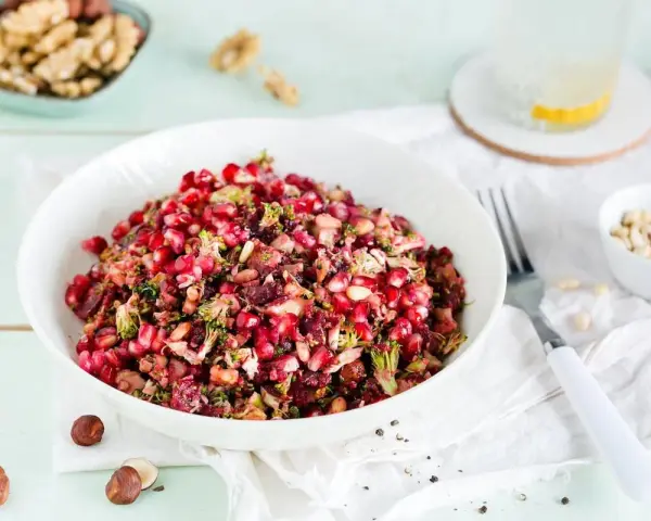 Bunter Brokkolisalat mit Granatapfelkernen und Nüssen, perfekt für den Thermomix.