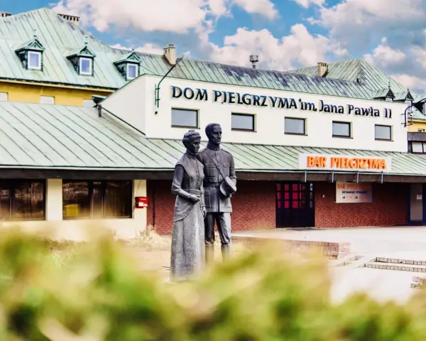 Pomnik przed Domem Pielgrzyma im. Jana Pawła II. Sprawdź ceny i godziny otwarcia baru.
