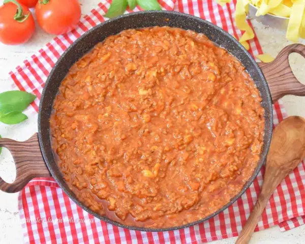 Gotowy do podania sos bolognese w głębokiej patelni. Idealny do makaronu, ten przepis na bolognese zachwyci każdego.