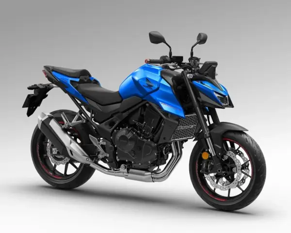 Niebieski motocykl Honda Hornet 750 z czarnymi akcentami, gotowy do jazdy po mieście.