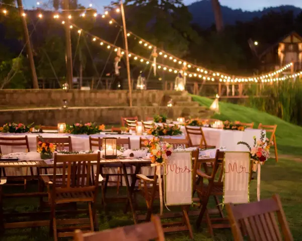 Eleganckie stoły z kwiatami i świecami, girlandy świateł. Trendy w zaproszeniach na "garden party" i letnie grille to naturalność i romantyzm.