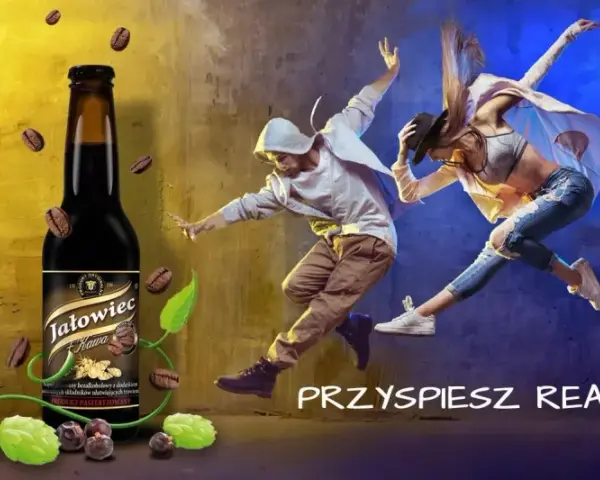 Butelka napoju Jałowiec Kawa, ziarna kawy, chmiel i tańcząca para na tle kolorowych ścian.