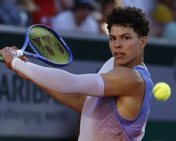 Ben Shelton, a joven tenista, golpea la pelota. Su edad es un factor clave en su prometedora carrera.