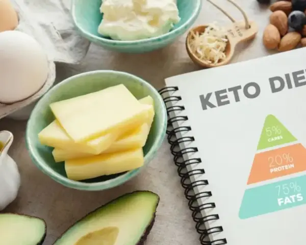 Jajka, ser, awokado, oliwa, orzechy i jagody. Idealne produkty, gdy zastanawiasz się, co jeść przy infekcji wirusowej, wspierając dietę ketogeniczną.