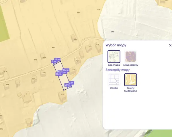 Mapa z zaznaczonymi wymiarami i polem działki, obok okno wyboru mapy z opcjami "Geo mapa", "Atlas solarny", "Działki" i "Tereny budowlane".