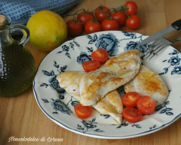 Petto di pollo alla piastra con pomodorini e limone, perfetto con una salsa leggera.
