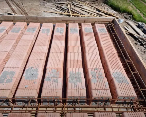 Strop Ackermana z widocznym zbrojeniem i pustakami ceramicznymi, przygotowany do zalania betonem.