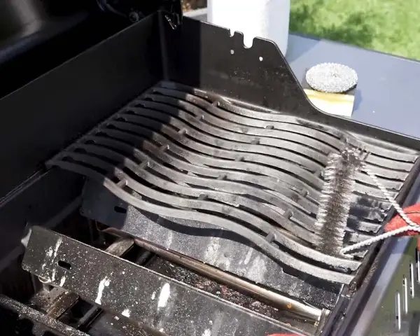 Der Grillrost ist schmutzig und muss gereinigt werden. Ein Grill schimmelt unter der Abdeckung, wenn er nicht richtig gelüftet wird.