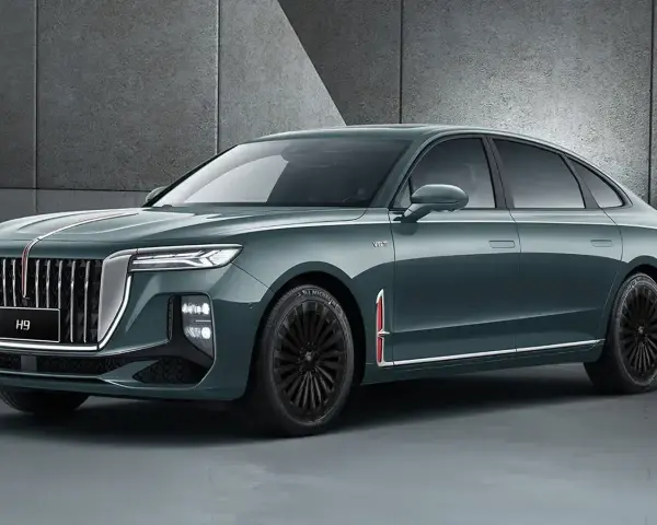 Elegancki, ciemnozielony Hongqi H9 z chromowanymi detalami i czarnymi felgami. Sprawdź, jaka jest jego hongqi h9 cena.