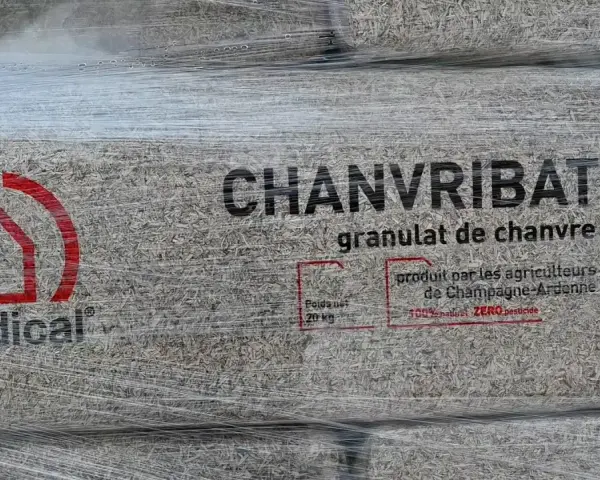 Sac de granulat de chanvre "Chanvribat", produit par des agriculteurs. Bien que le béton de chanvre ait des inconvénients, ce produit est 100% naturel.