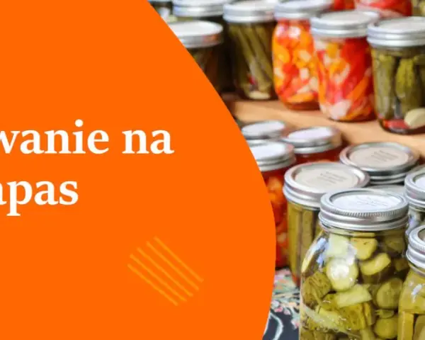 Słoiki z ogórkami i innymi przetworami, gotowe do wekowania na zapas.