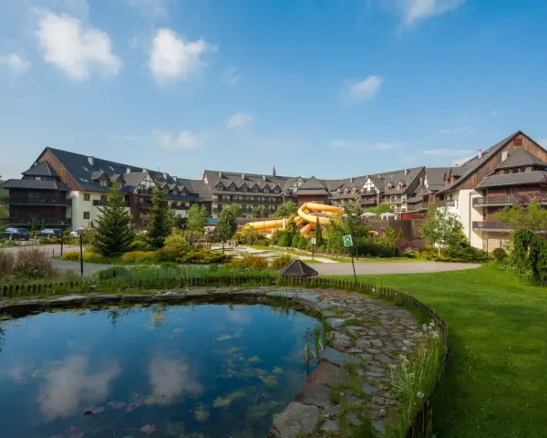 Idealny karpacz weekend we dwoje: hotel z basenem i zjeżdżalniami, otoczony zielenią i stawem.