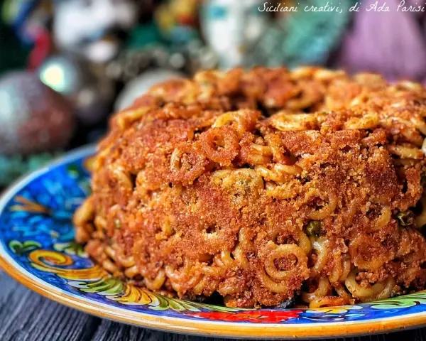 Anelletti alla siciliana dorati e croccanti, un classico piatto siciliano pronto per essere gustato.