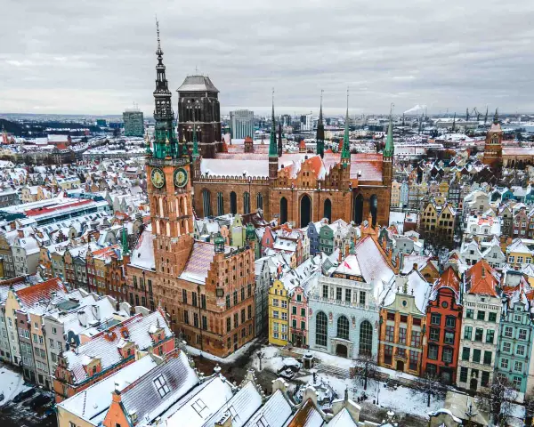 Zimowy widok na Gdańsk z wieżą Ratusza Głównego Miasta i Bazyliką Mariacką. Idealne miejsce, by zobaczyć, co robić w Gdańsku zimą.