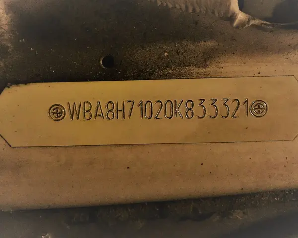 Wyryty numer VIN pojazdu: WBA8H71020K833321. To unikalny identyfikator Twojego samochodu.