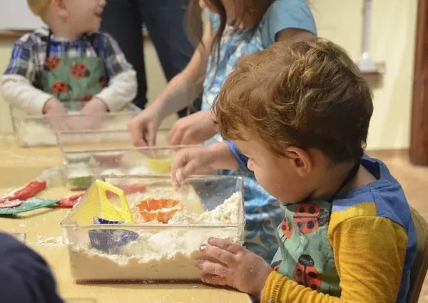 Deskorolka sensoryczna: Jak wspiera rozwój dzieci z trudnościami