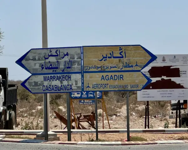 Droga do Casablanki jest bezpieczna, wskazują znaki kierunkowe na Marrakesz i Agadir.