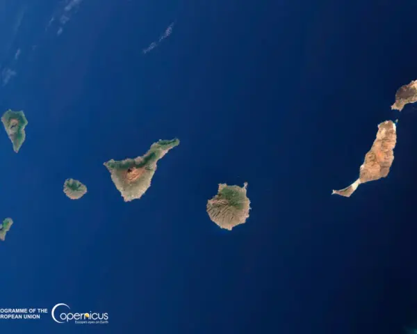 Widok z kosmosu na Wyspy Kanaryjskie. Widać ich nazwy: Teneryfa, Gran Canaria, Fuerteventura, Lanzarote i inne.