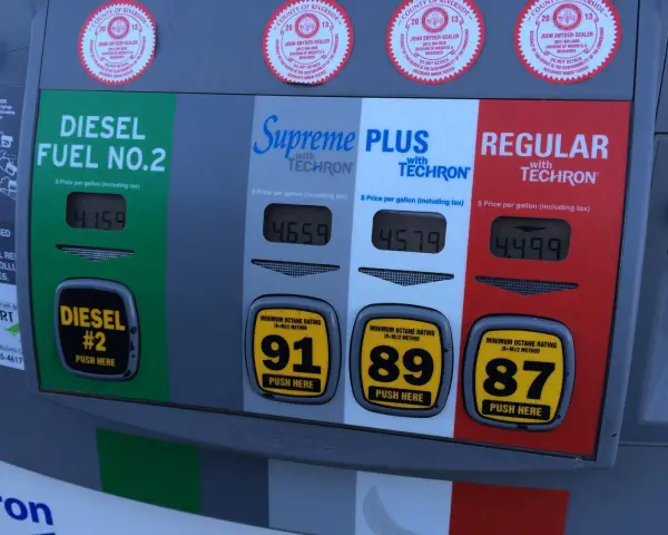 Confronto tra coppia diesel vs benzina: il diesel costa 4.159, il Supreme Plus 4.659, il Plus 4.579 e il Regular 4.499.