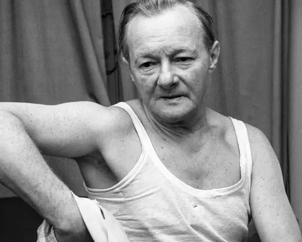 Tadeusz Fijewski w białej podkoszulce, przygotowujący się do sceny w jednym ze swoich filmów.