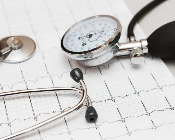 Stetoskop i ciśnieniomierz na tle zapisu EKG.