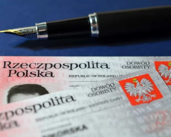 Dowód osobisty i pióro. Zastanawiasz się, ile wcześniej można wymienić dowód osobisty?