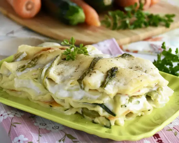 Lasagne primavera cremose con zucchine e carote, una delizia da provare.