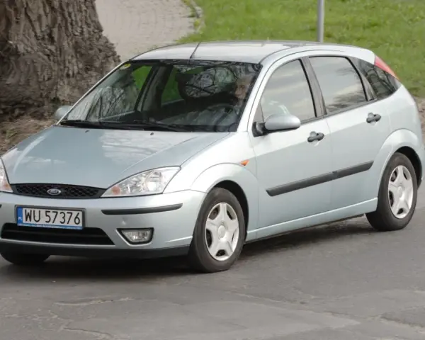 Srebrny Ford Focus, idealny dla szukających tanich samochodów do 3000 zł, jedzie po drodze.