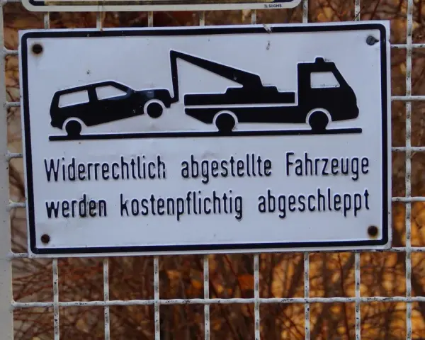 Schild: Widerrechtlich abgestellte Fahrzeuge werden kostenpflichtig abgeschleppt. Was tun, wenn das Auto abgeschleppt wurde?