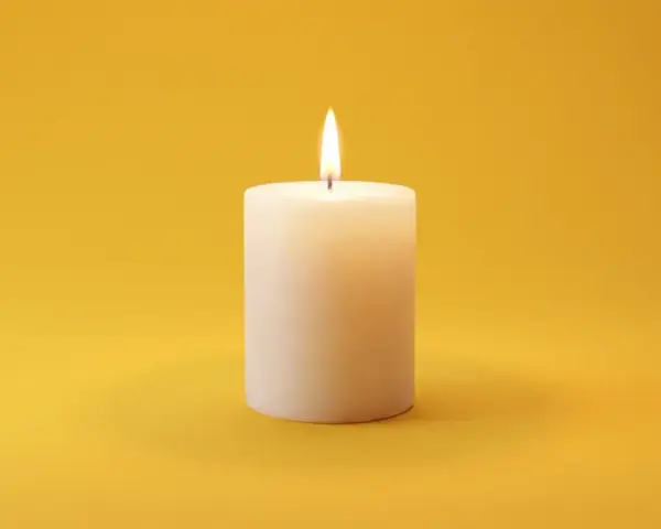 Brennende Kerze auf gelbem Hintergrund. Sie symbolisiert Hoffnung und Trost, was bei der Frage nach dem welcher pflegegrad bei palliativ wichtig ist.