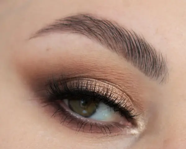 Delikatny makijaż ślubny na oku z brązowymi cieniami i błyszczącymi akcentami. Idealny na ten wyjątkowy dzień.