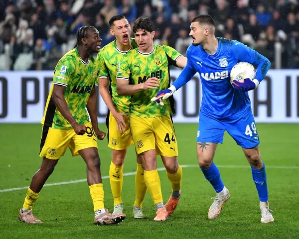 Piłkarze Sassuolo świętują bramkę w meczu Juventus – Sassuolo. Bramkarz Juventusu z piłką w rękach.