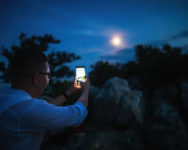 Zdjęcie Księżyca bez białej plamy? Poradnik smartfon/aparat!