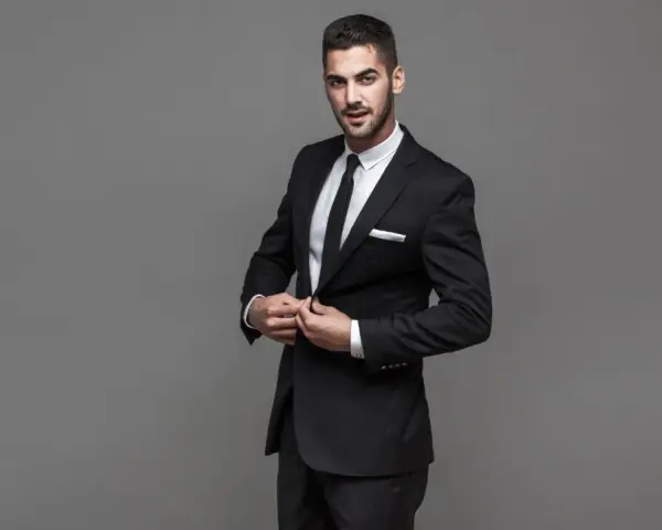 Uomo elegante con un completo nero, perfetto per il colore vestito laurea uomo.