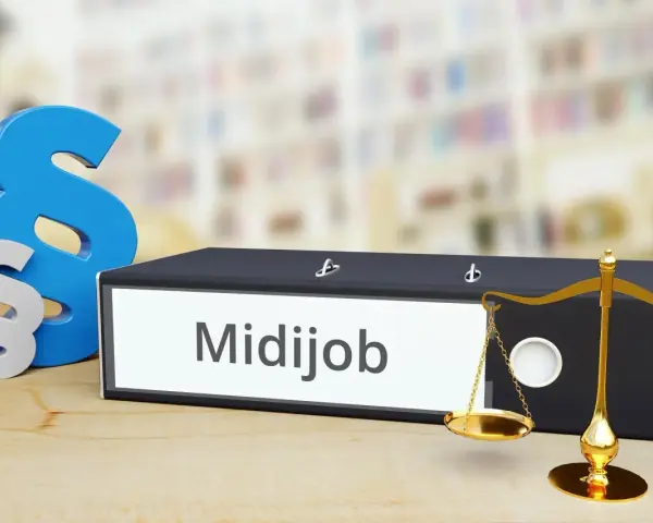 Ein Ordner mit der Aufschrift "Midijob", daneben ein Paragrafenzeichen und eine Waage. Das Symbol für Recht und Ordnung, das die Regeln für einen Midijob verdeutlicht.
