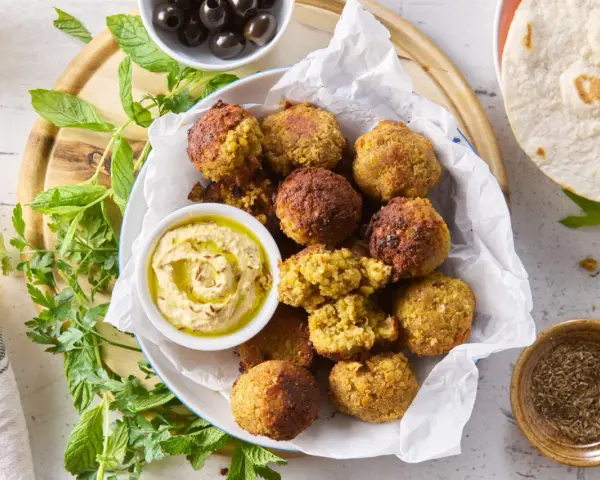 Falafel, czyli pyszne kulki z ciecierzycy, podane z hummusem i pitą. Idealna przekąska, która pokazuje, co można zrobić z ciecierzycy.
