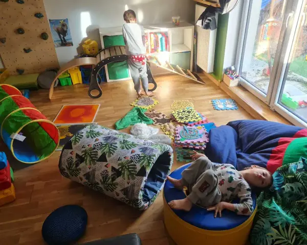 Jak zrobić tor przeszkód dla dzieci w domu? Kolorowy tunel, zjeżdżalnia i poduchy tworzą świetną zabawę.