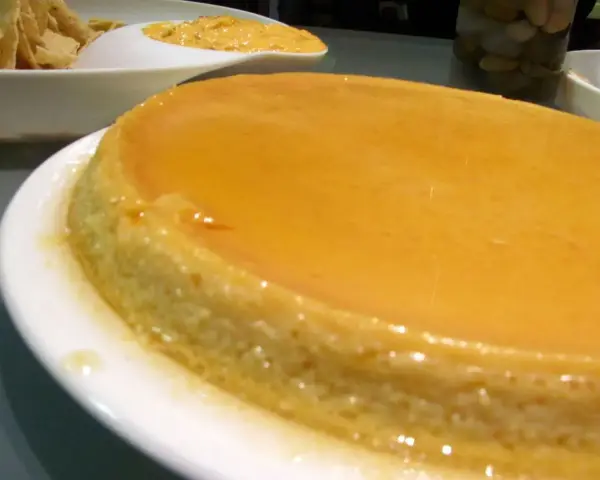 Budino di semolino fatto in casa da Benedetta, dorato e lucido, pronto per essere gustato.